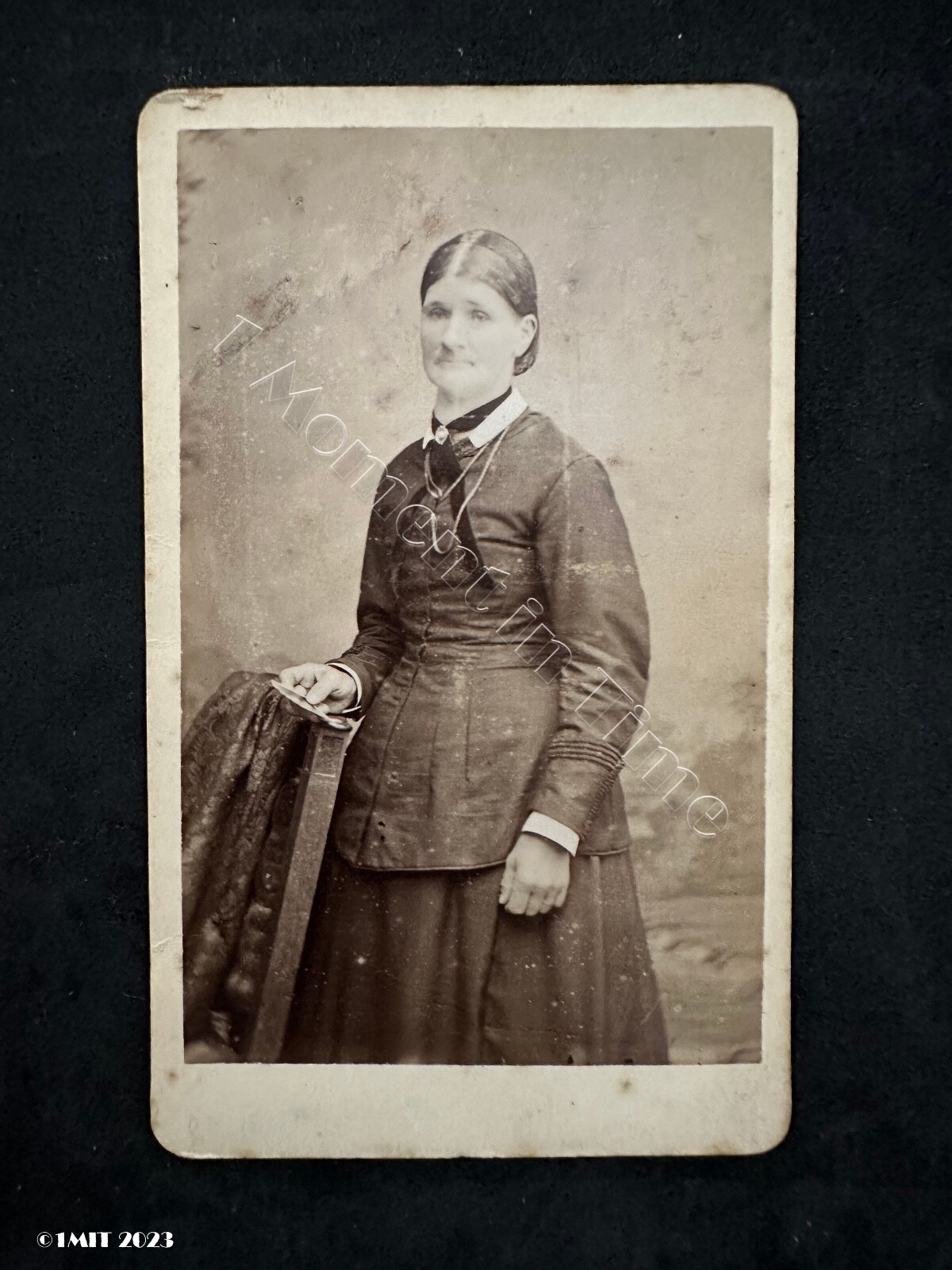 CDV Sad Lady Holding Picture, by Kentish Portrait Co Tunbridge Wells Photo