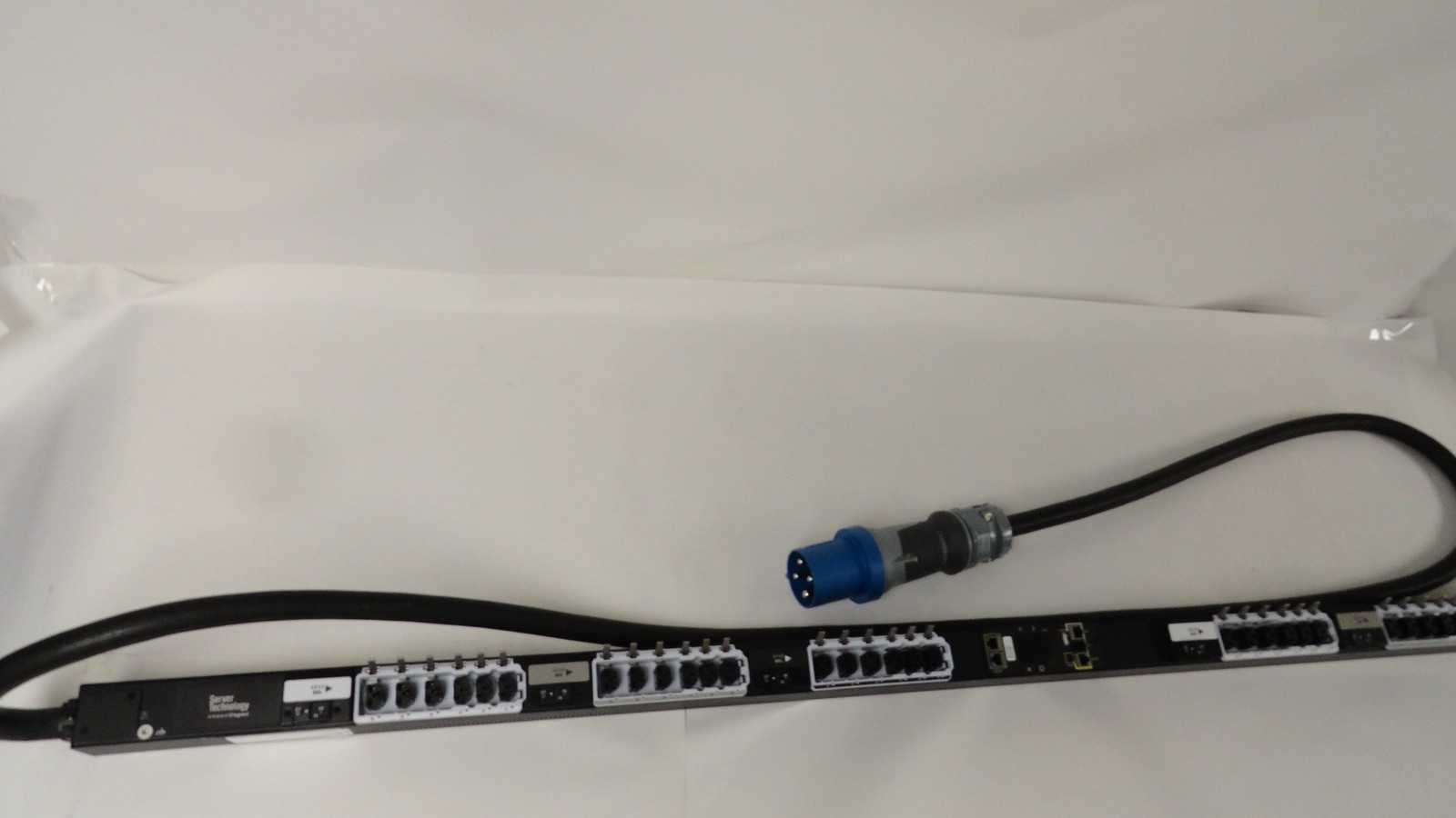 Server Technology PRO3X C3W36RL-DQJE2MT2 36 Outlets Power Distribution Unit