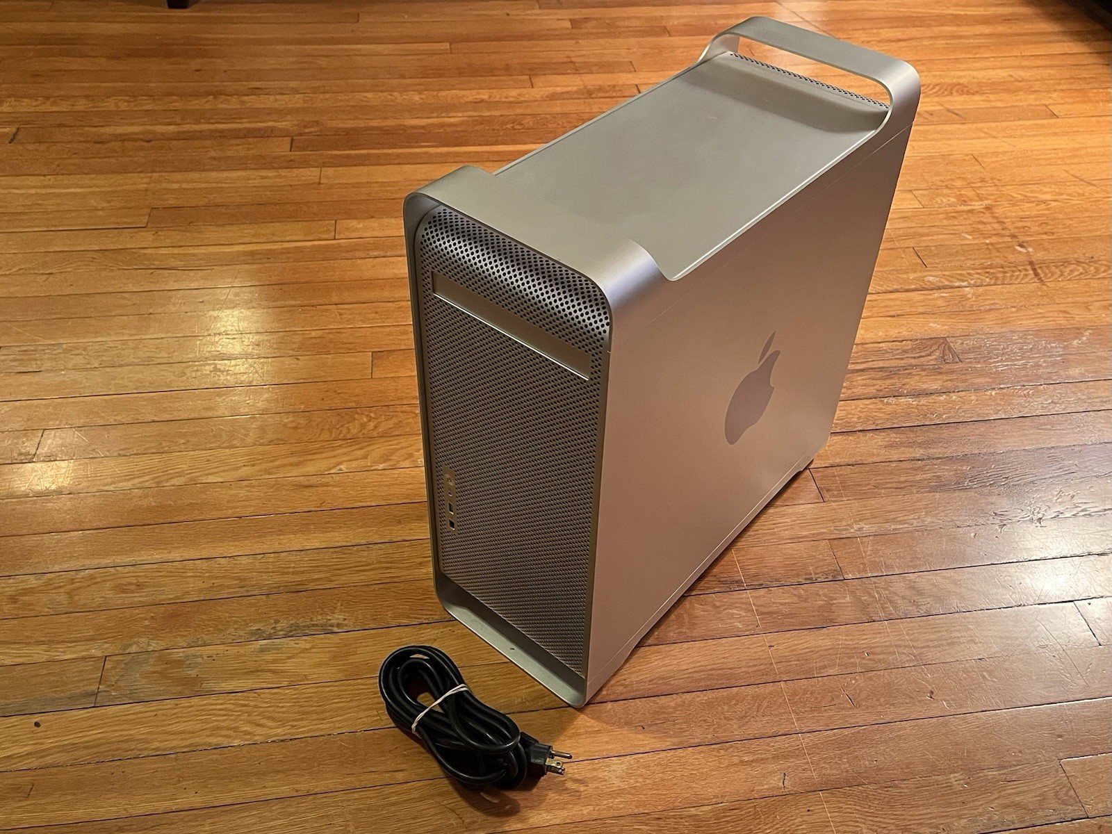 2005 Apple Power Mac G5 A1047 Tower EMC No 2061 Silver w. Cord POWERS ON