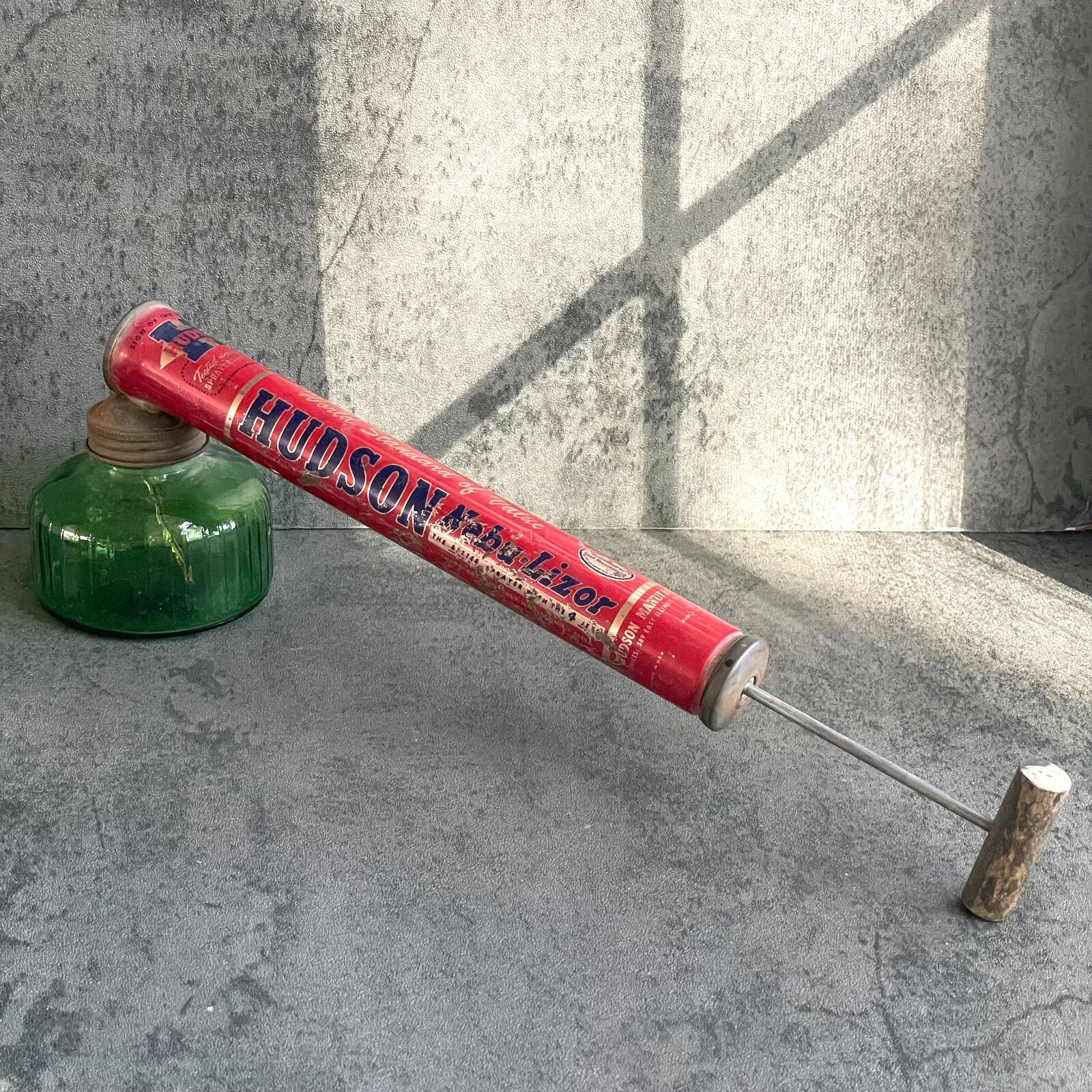 Vintage Hudson Nebu-Lizor Bug Sprayer Red Tin and Green Glass Working Condition