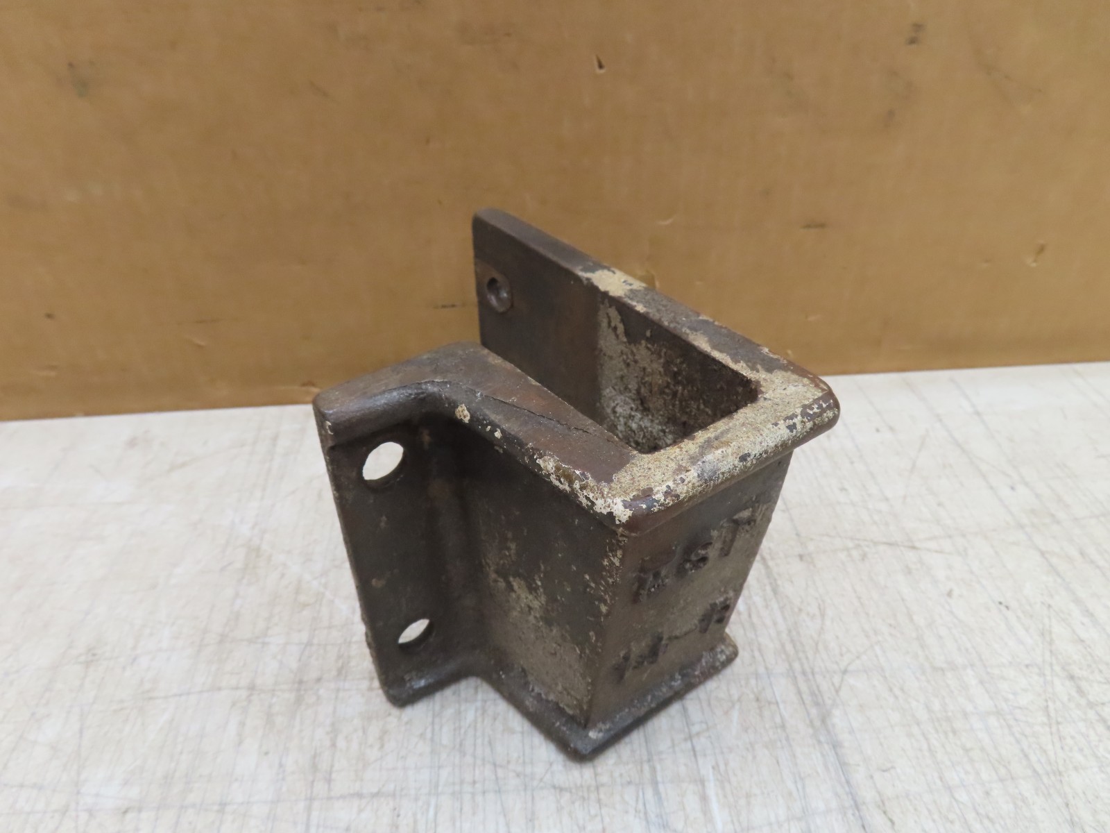 VTG ANTIQUE INDUSTRIAL FACTORY CART CORNER BRACKET CAST IRON STAKE POCKET 14-R