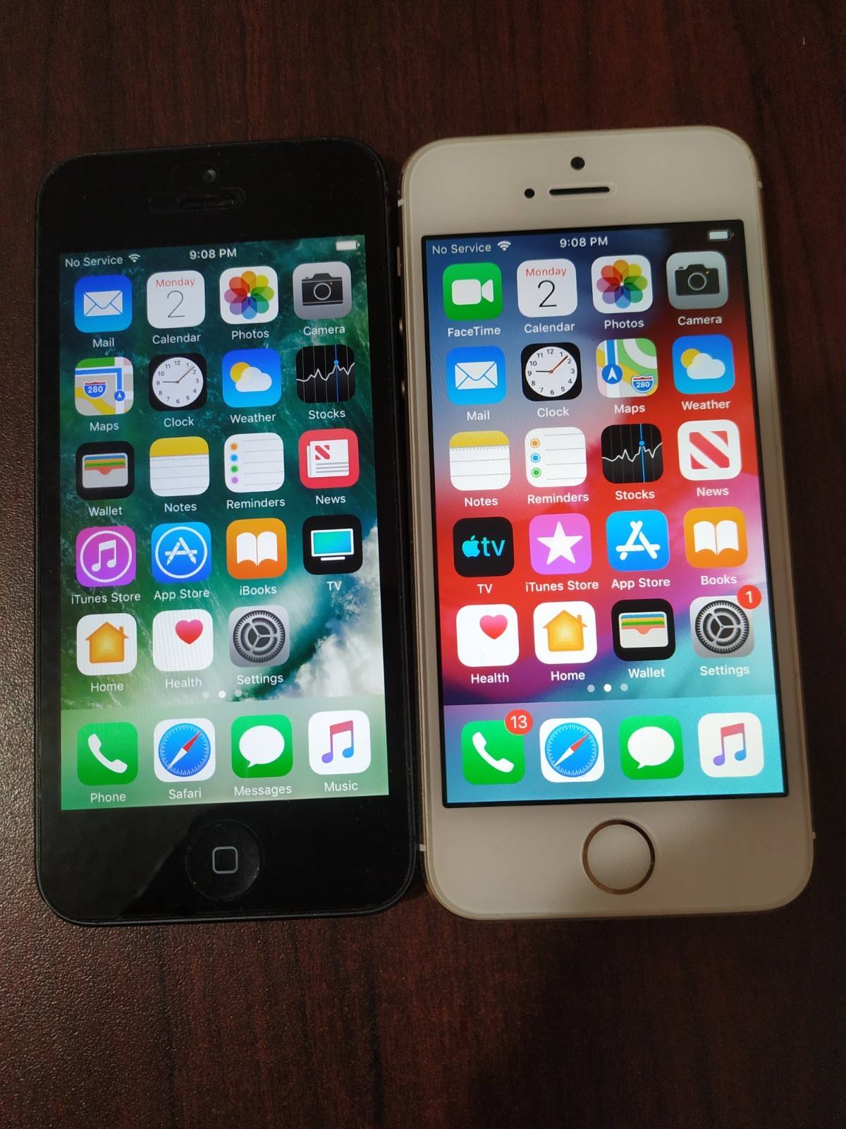 Lot of 2 Apple iPhone 5s 64GB A1533 and iPhone 5 A1429 32GB Gray/Gold Very Good