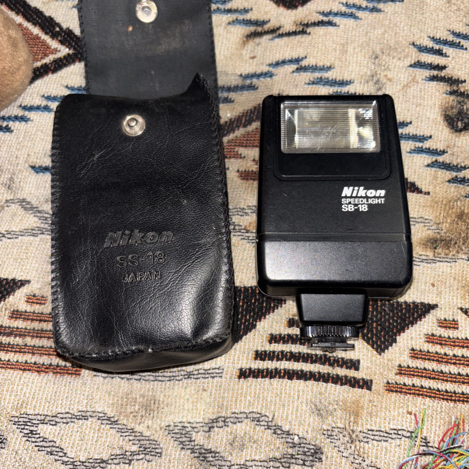Vintage Nikon Speedlight SB-18 Flash Unit for Nikon Cameras UNTESTED
