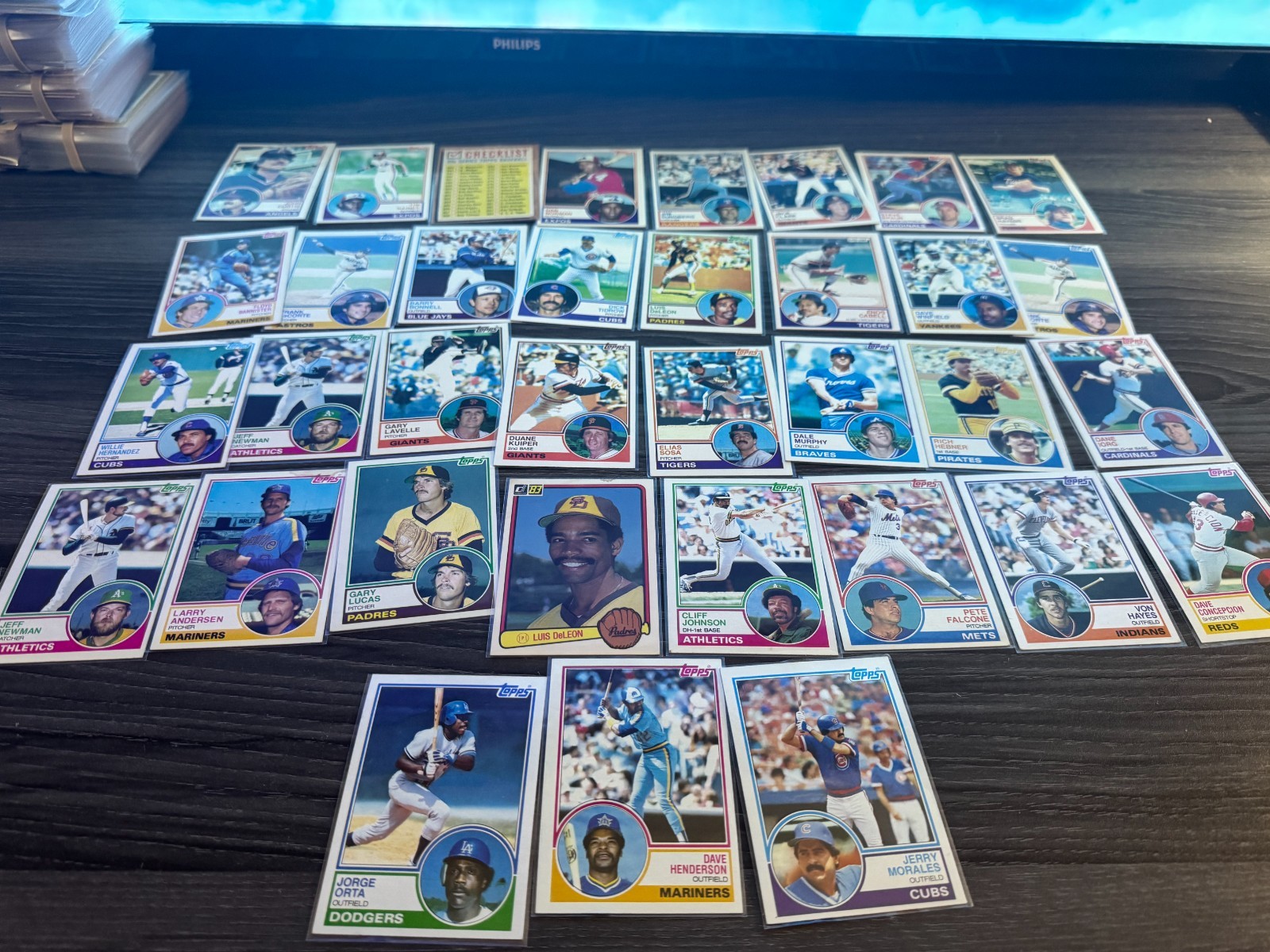 Lot of Vintage Baseball Cards(299)