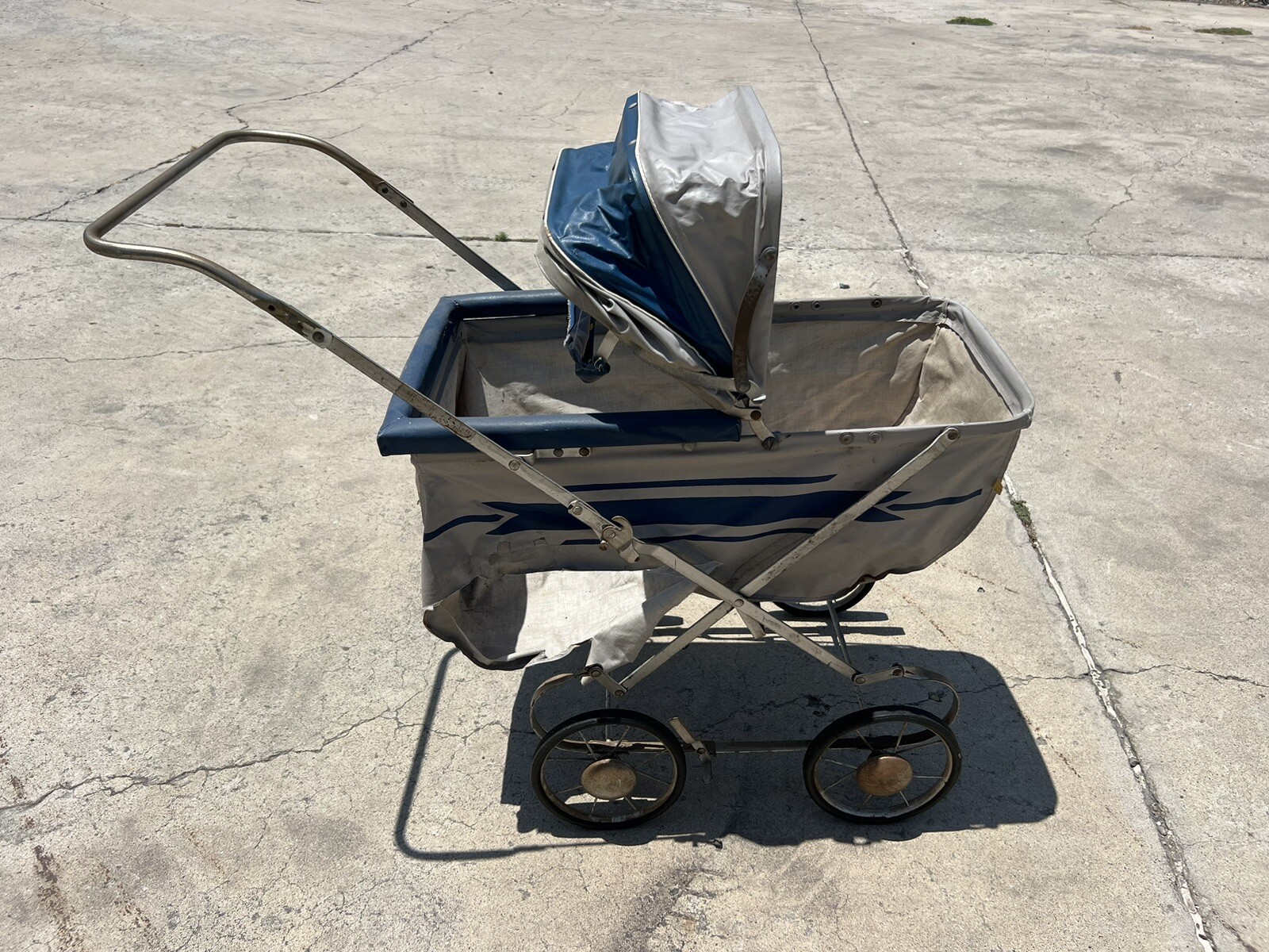 ANTIQUE / VINTAGE BABY DOLL CARRIAGE,BUGGY, PRAM, STROLLER - NO MAKERS NAME