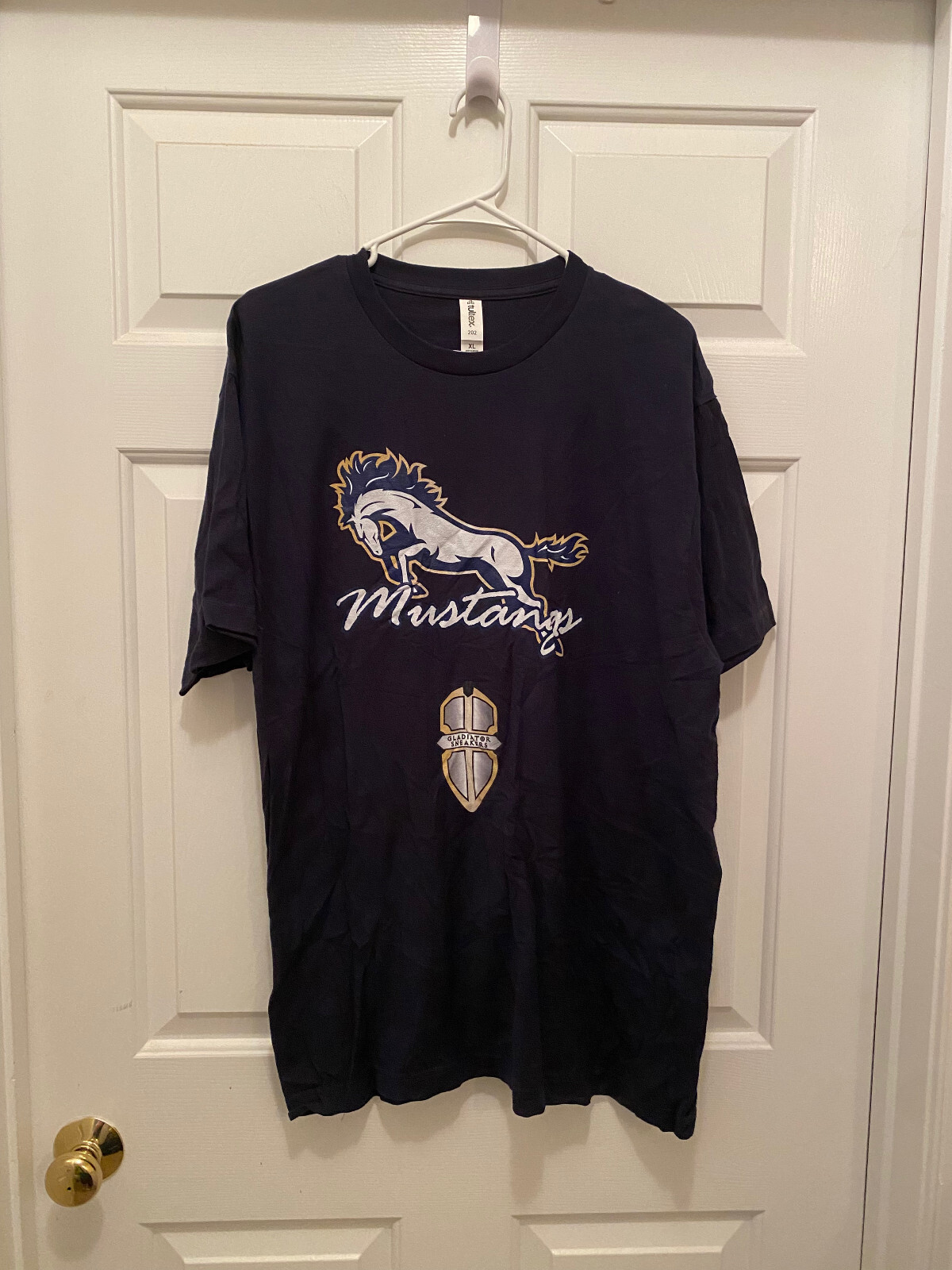 Swagger Apple TV Show Cedar Cove Prep Mustangs Prop Worn T-Shirt Large (1)