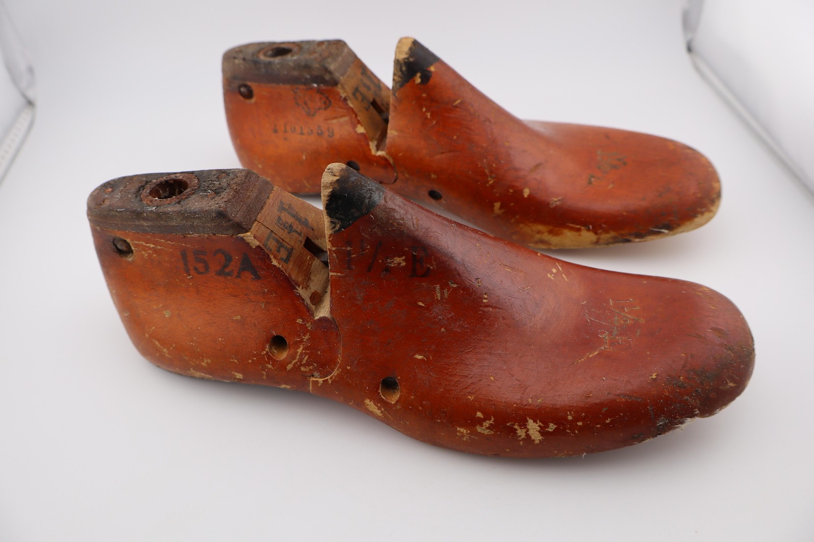 Vintage Wooden Shoe Form Pair Child Size 1.5 E Lasts Cobblers 152A Antique Brown