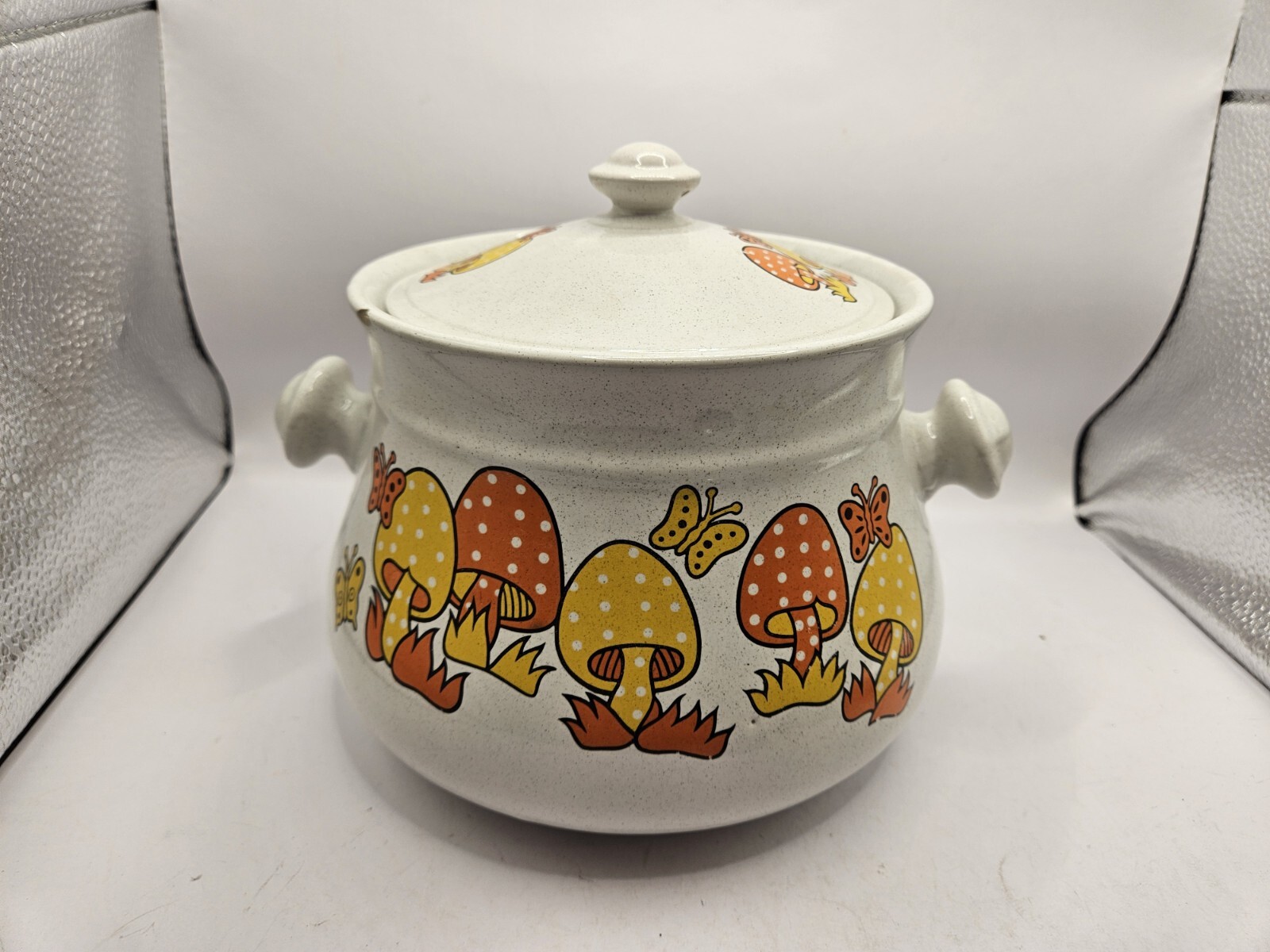 Royal Sealy Merry Mushroom Double Handle Oven Proof Crock MCM Damaged Condition 