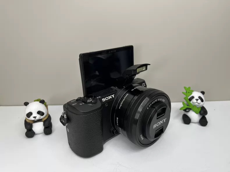 Sony a5100 Mirrorless Camera 16-50mm Slightly With Battery Charger Strap Used