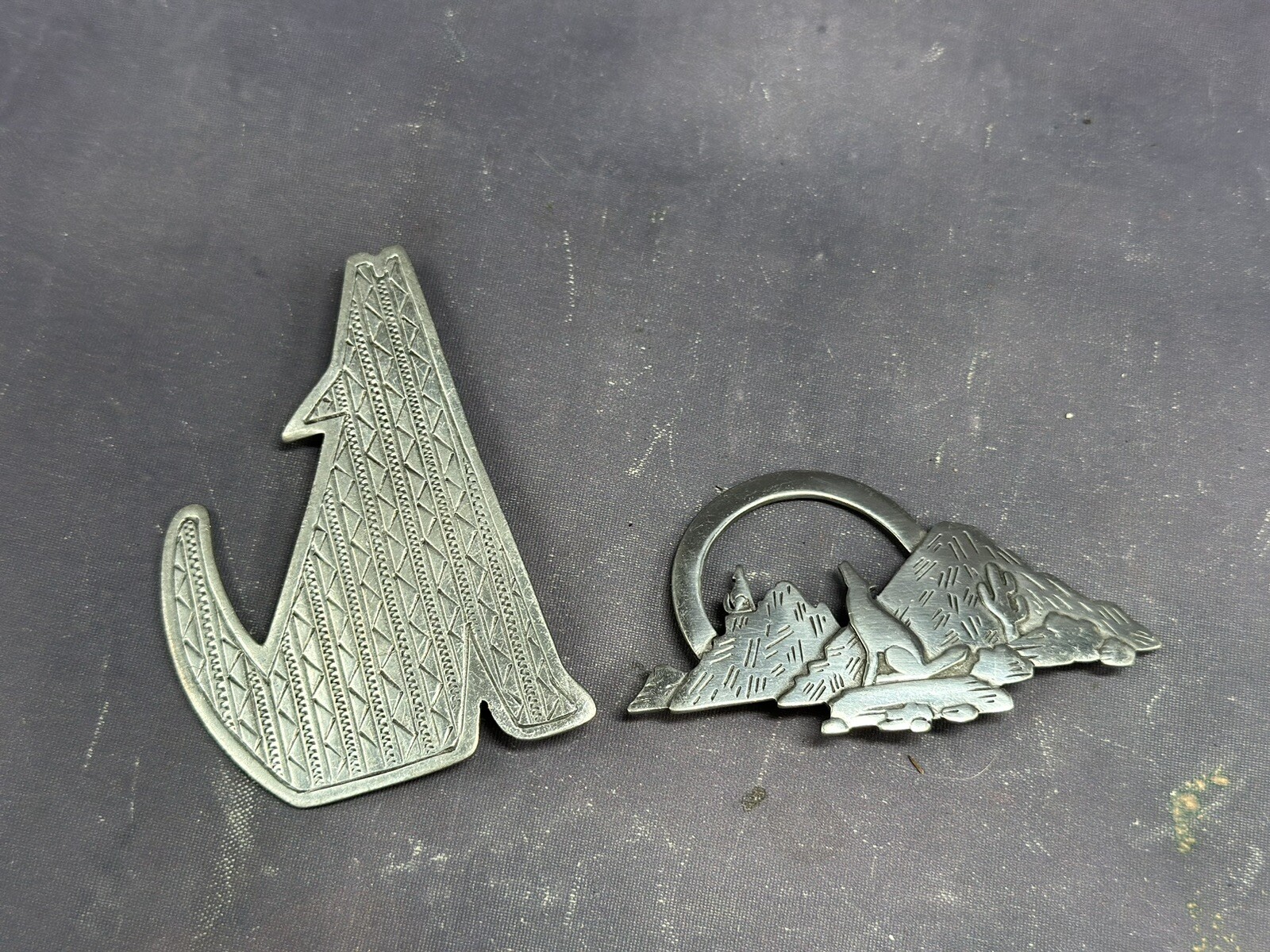 Vintage JJ 1988 Jonette Jewelry Co Pewter 2 Pins Howling Southwest Desert Cactus