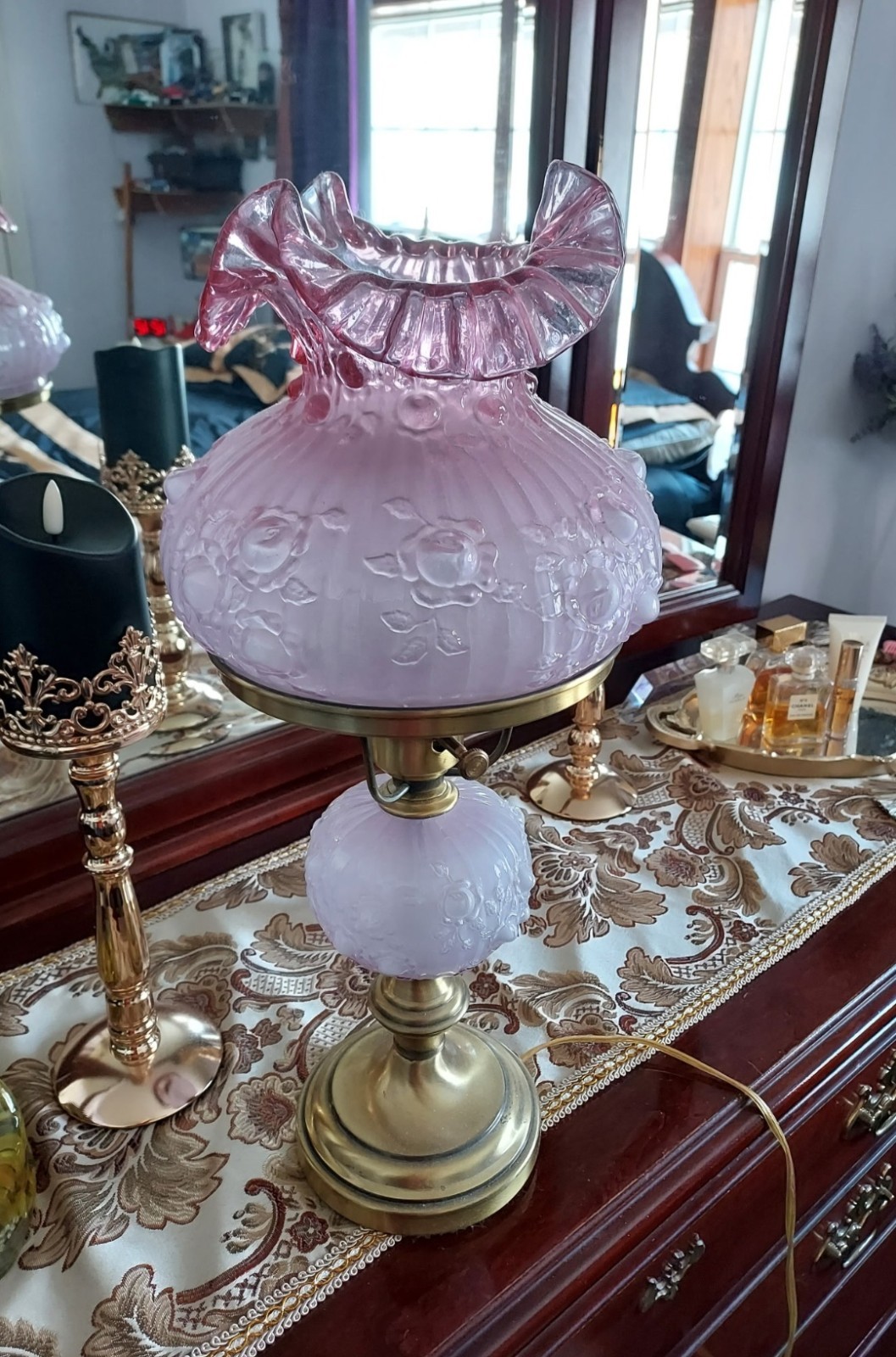 beautiful vintage collectors item table lamp