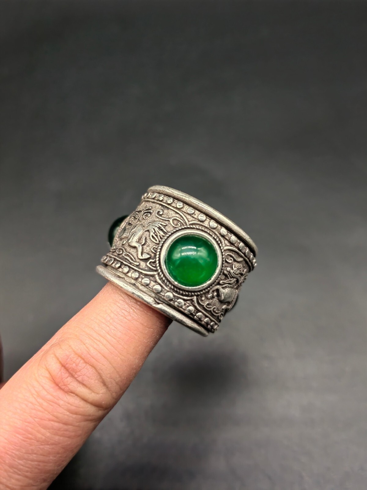 Chinese Old Craft Made Green Jade Inlaid Old Tibetan Silver Thumb Ring