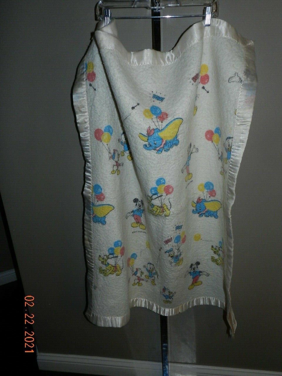 Vtg.Disney Baby Blanket Micky dumbo pluto donald duck satin trim 35" x 44"