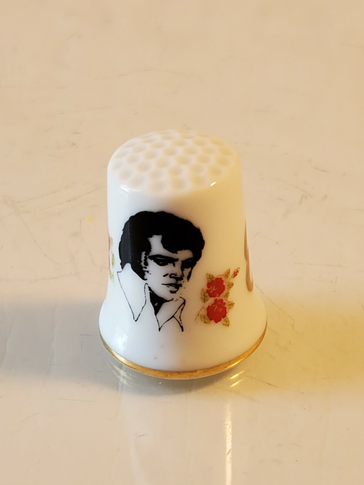 Vintage ELVIS PRESLEY thimble 1965  Porcelain and gold gilding box5