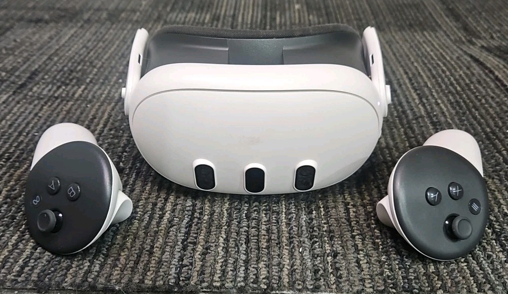 Meta Quest 3 S3A Virtual Reality Headset + 2 Controllers - READ