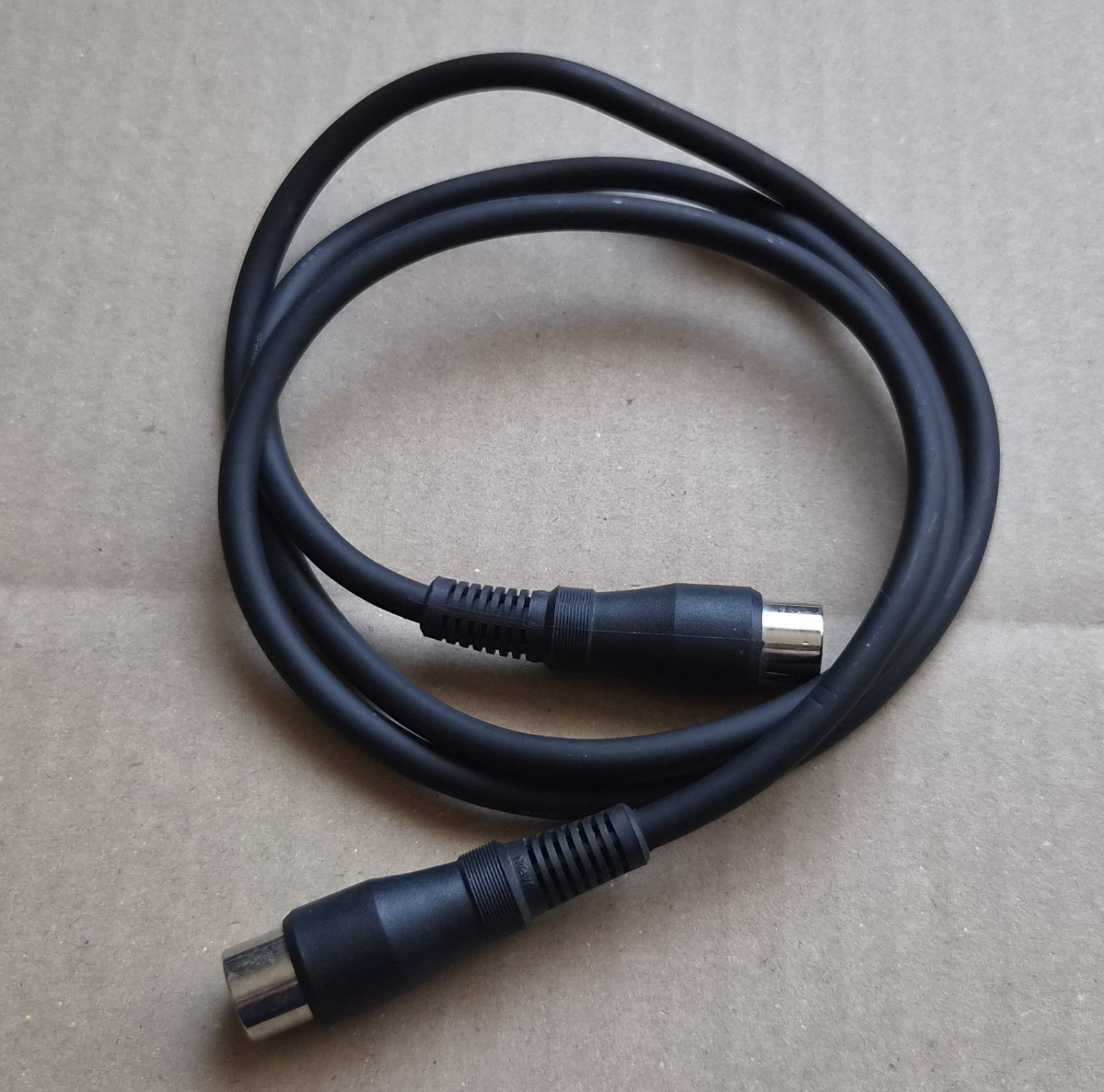 Commodore 64 Serial Cable IEC – C64 to 1541 / 1571 Floppy Disk Drive, size: 44"