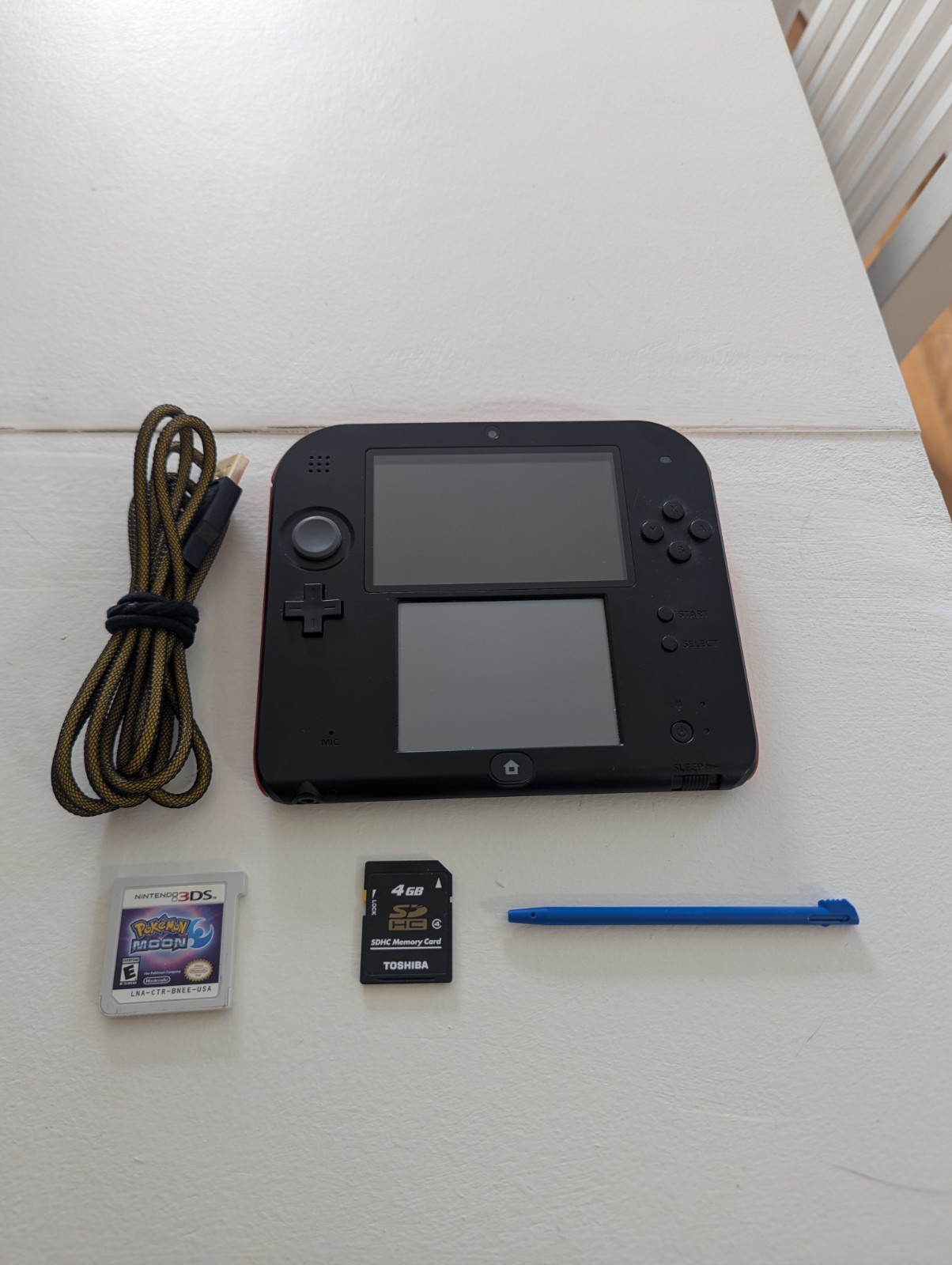 Nintendo 2DS Console with Pokémon Moon, Toshiba SDHC Card, Stylus & Cable Lot