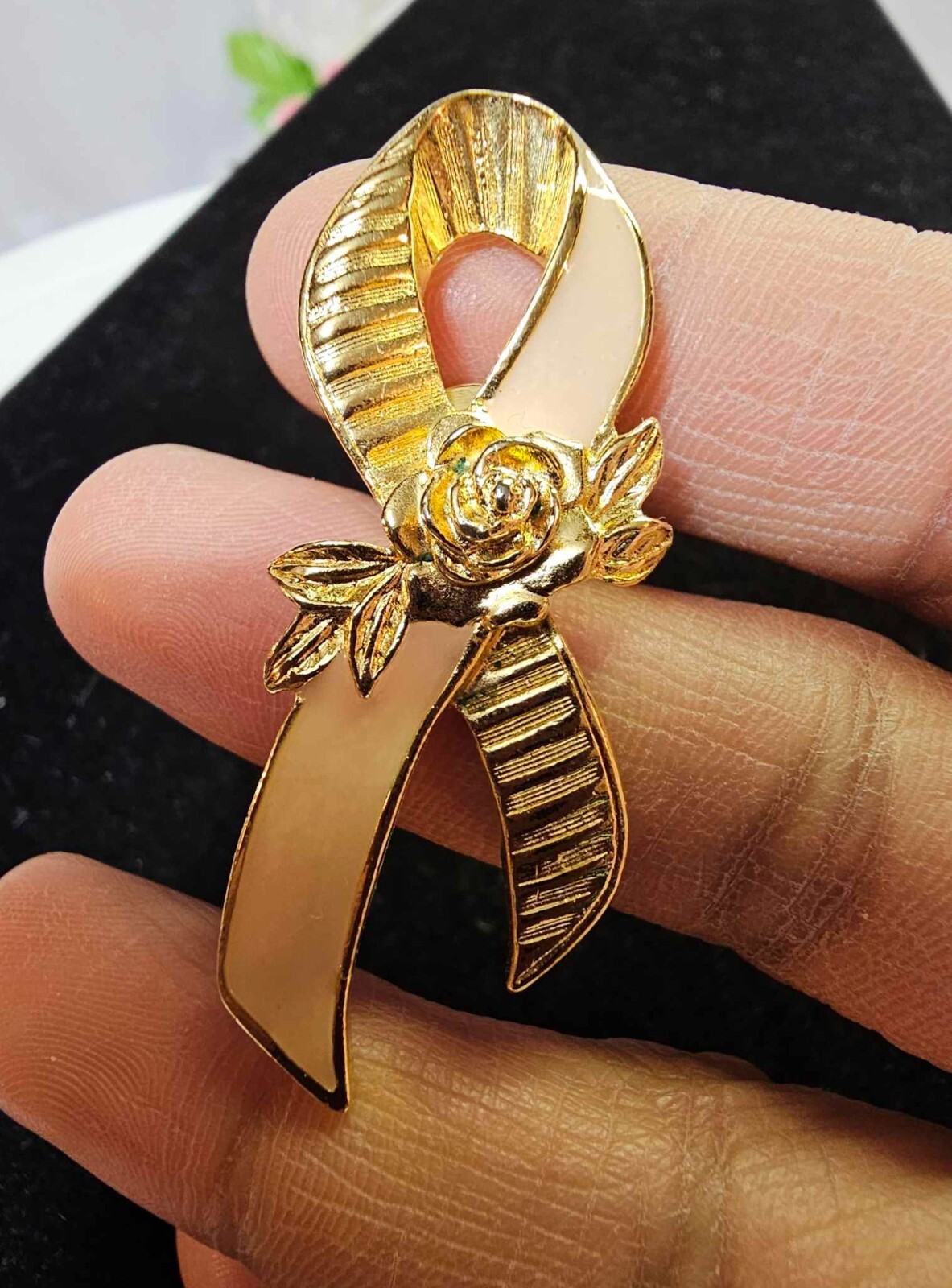 Vtg Avon Rose flower leaf Enamel Gold Tone Metal Bow Ribbon Pin Lapel- S81