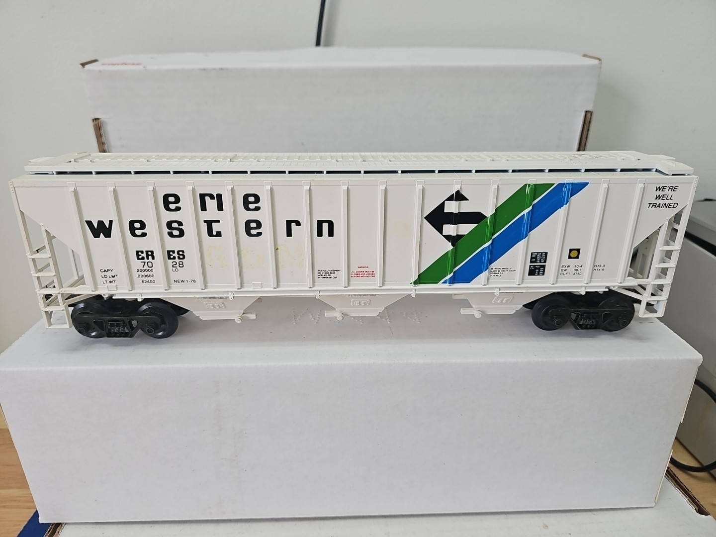 WEAVER O SCALE ULTRA LINE ERIE WESTERN  PS-2 COVERED GRAIN HOPPER 3 RAIL 7028