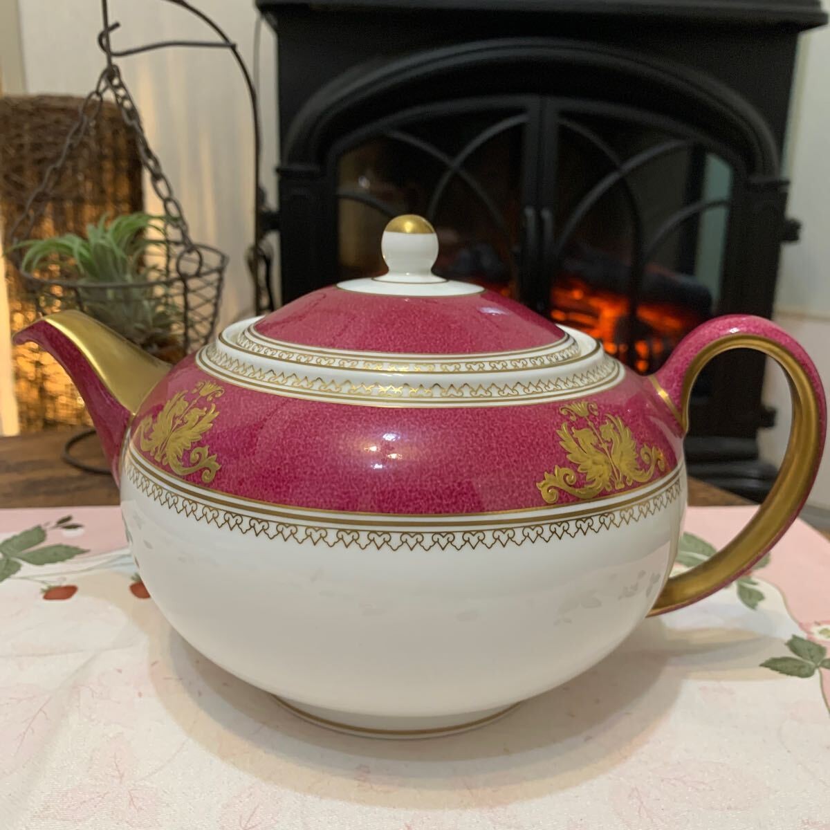Wedgwood Columbia Powder Ruby Teapot L
