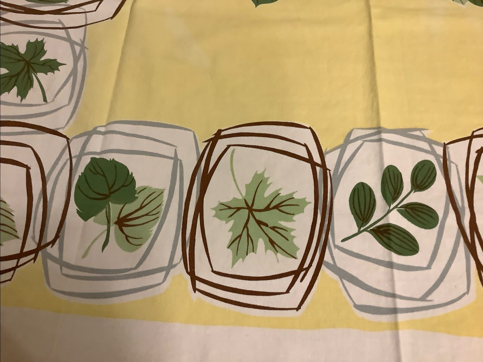 VINTAGE TABLECLOTH FLORAL 45/46” Cutter