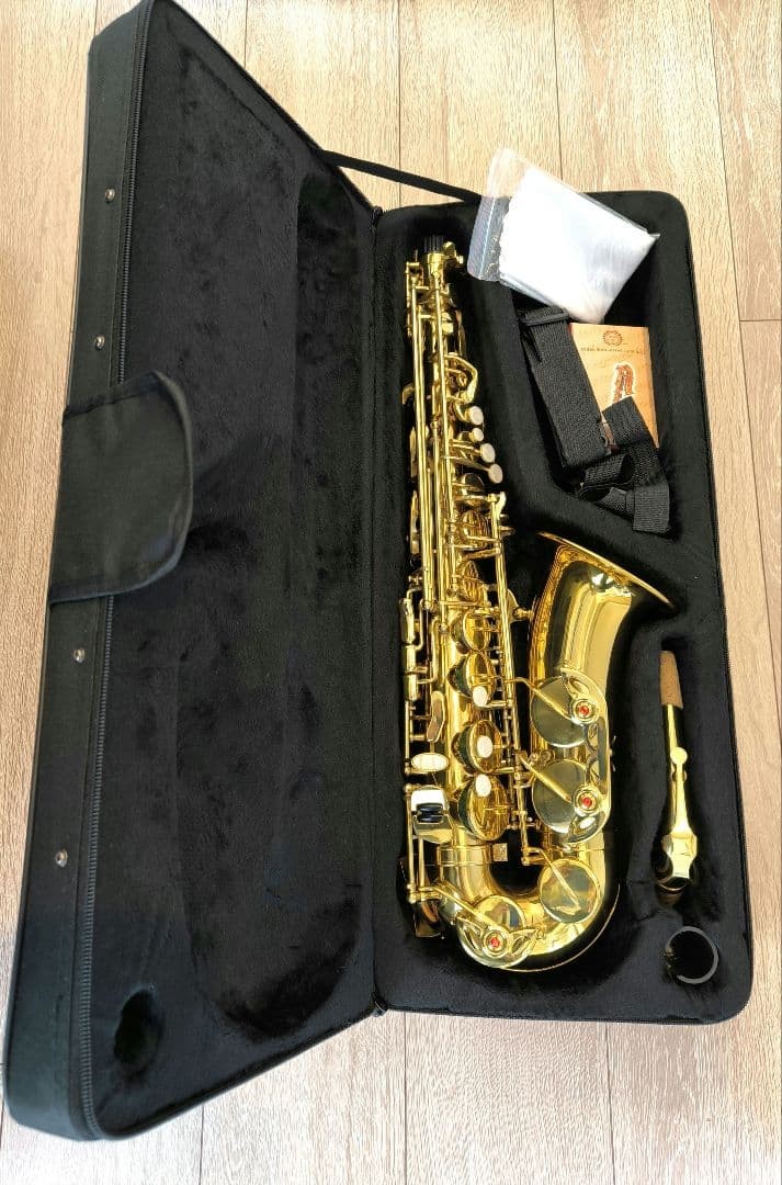 gold saxophone