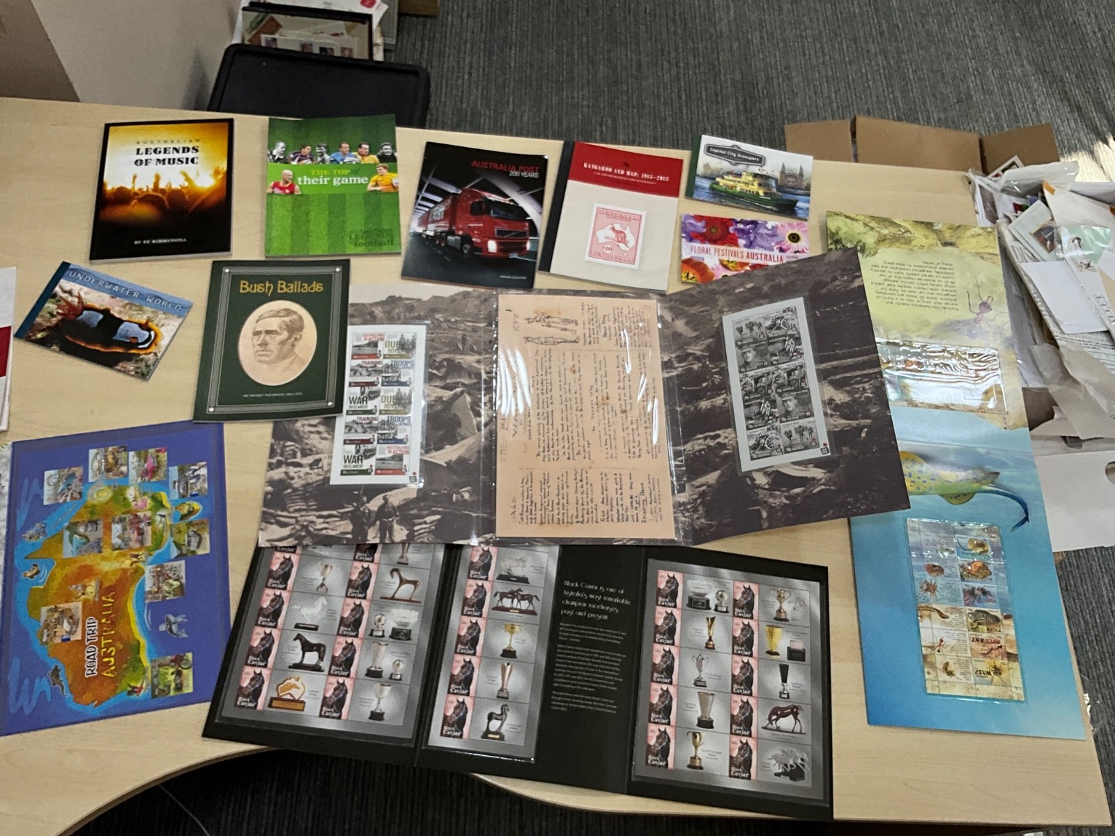 Australian Stamps - Kangaroo and Map mnh booklets sheets modern xx45