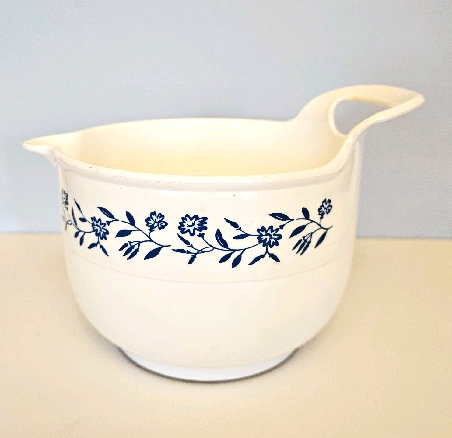 White w Blue Cornflower Plastic Mixing Bowl Handle Pour Spout & Non-Slip Base 6"