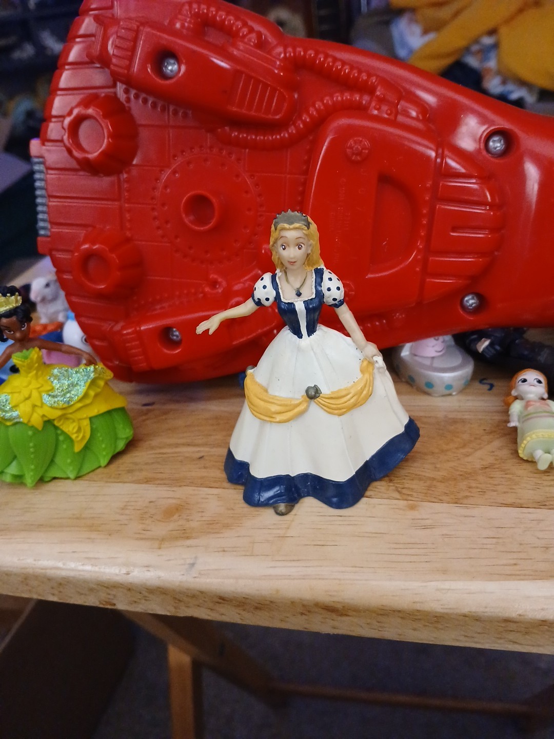 Figurine  Cinderella Princess Dress  made in China.  1996.  rare