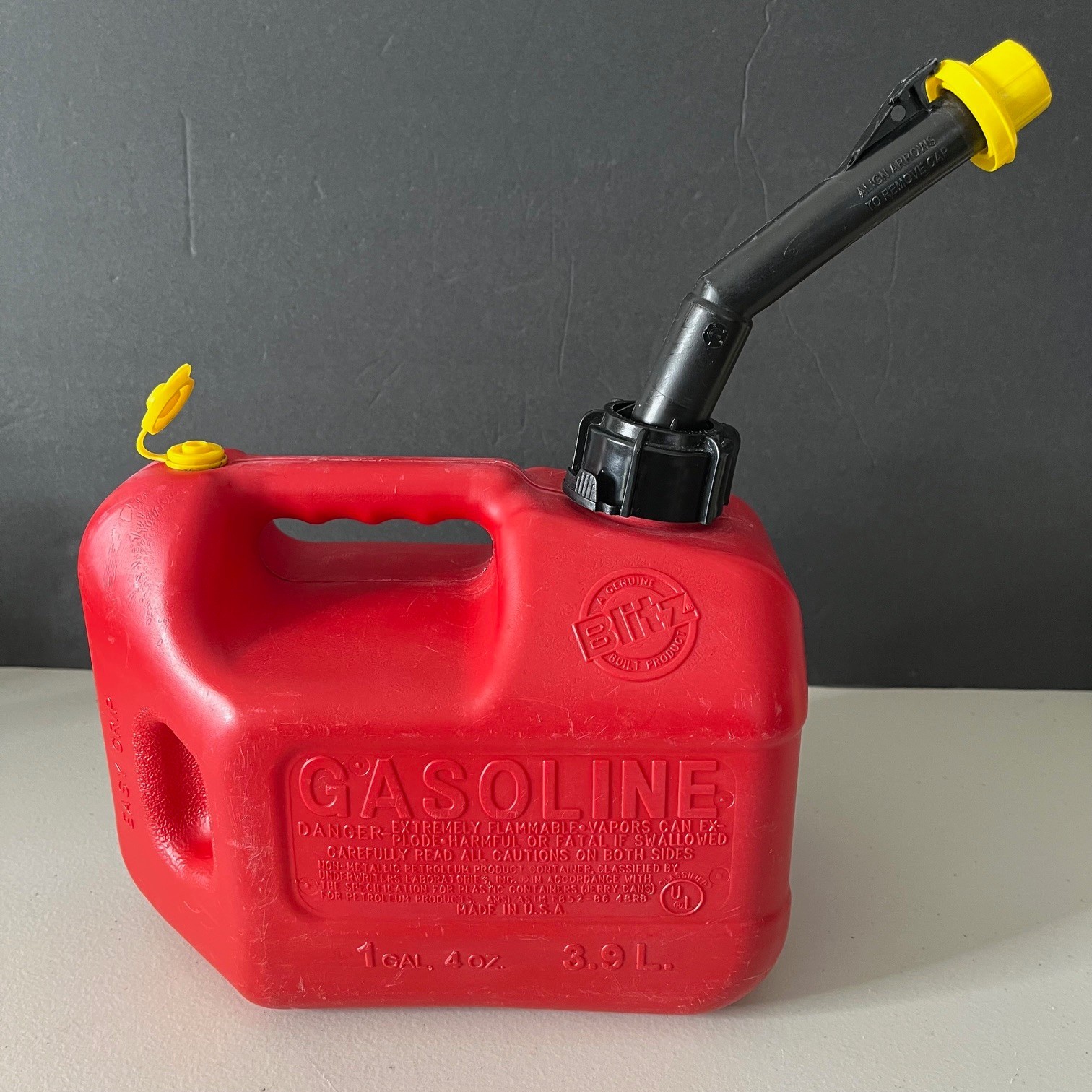 BLITZ 1 GALLON 4 oz. VENTED PLASTIC GAS CAN OLD MODEL # 11805 W/CAP & REG SPOUT