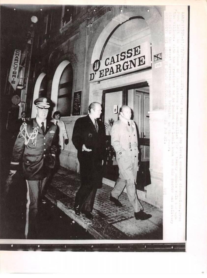 Press Photo AM21154 Approximately 24x18 CM Men To Identify Savings Box