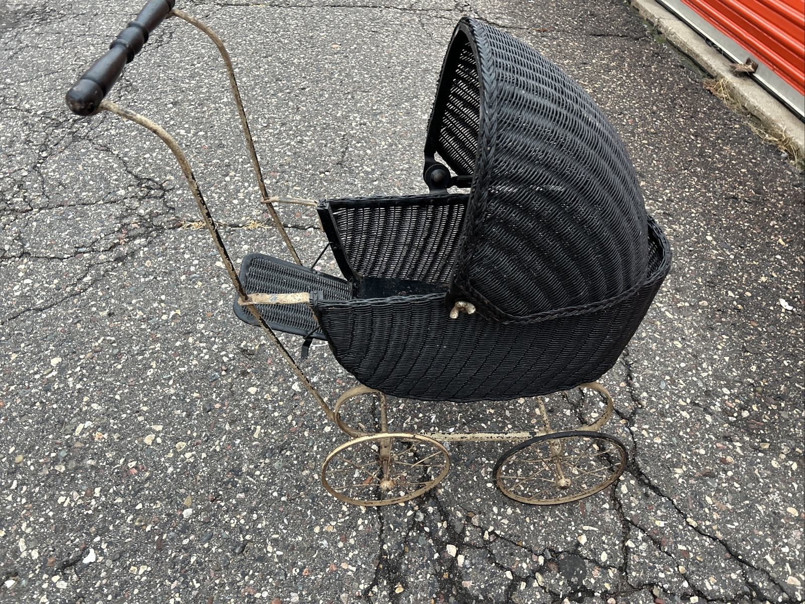 Antique Wicker doll baby buggy/carriage/stroller 28”x28”x13Cool ItemRestoration?