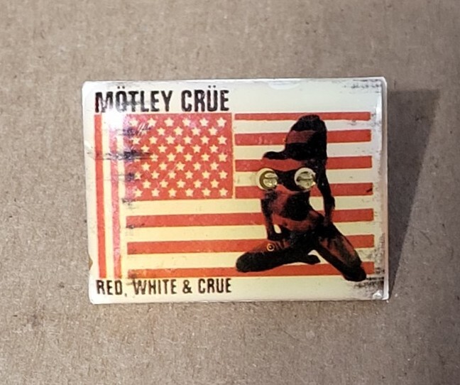 MOTLEY CRUE - RED WHITE & CRUE TOUR - MAGNETIC PIN - FLASHING B@@B!ES