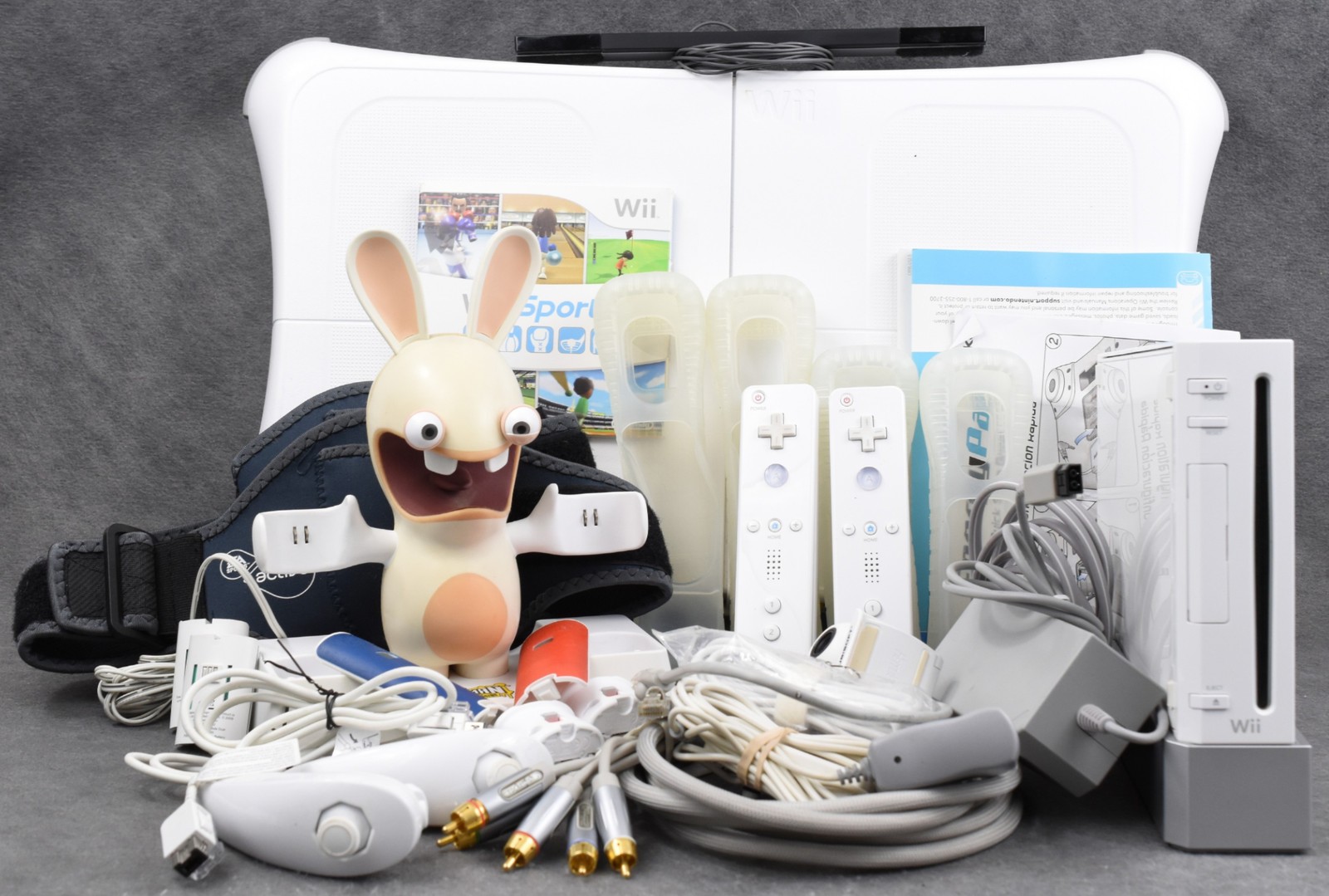 Nintendo Wii Console Bundle OEM Dock Wii Fit Board 2 Wiimotes Nunchucks + Sports