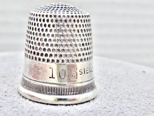 ANTIQUE STERLING NO. 1 0 THIMBLE STAMPED SG STERLING AND AN ANCHOR HALLMARK