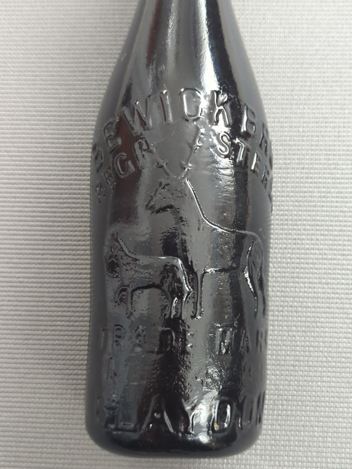 Bewick Bros Blaydon Durham Pictorial Dark Brown Black Glass Beer Mineral Bottle