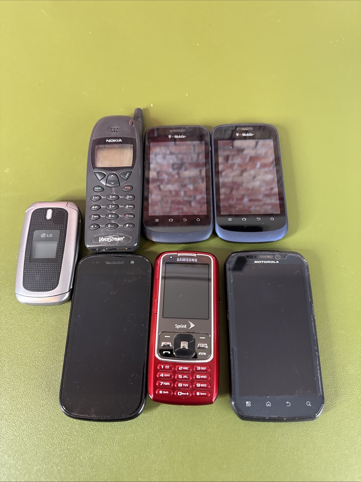 7 Vintage Cell Phones  Motorola Samsung Nokia LG, for parts or epair