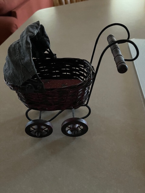 Miniture vintage Baby Doll carriage/buggy