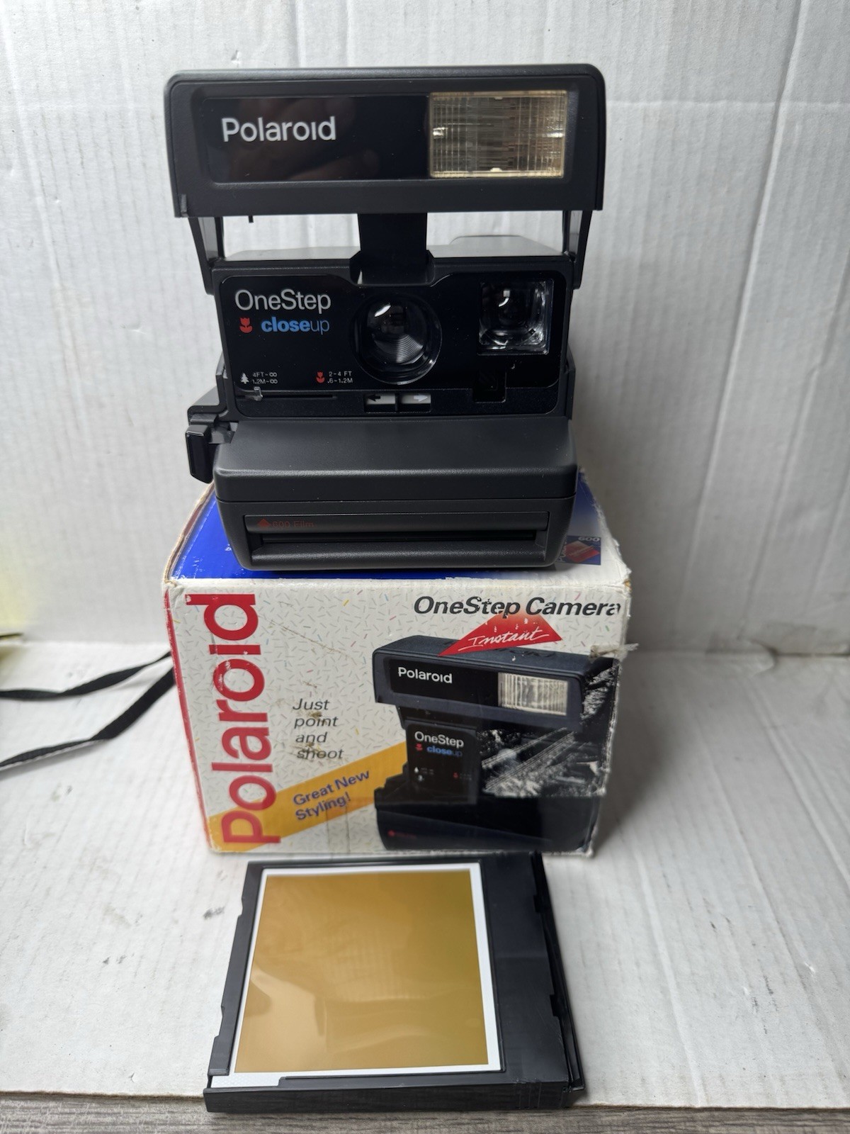Polaroid One Step Close Up 600 Instant Film Camera w Strap Classic