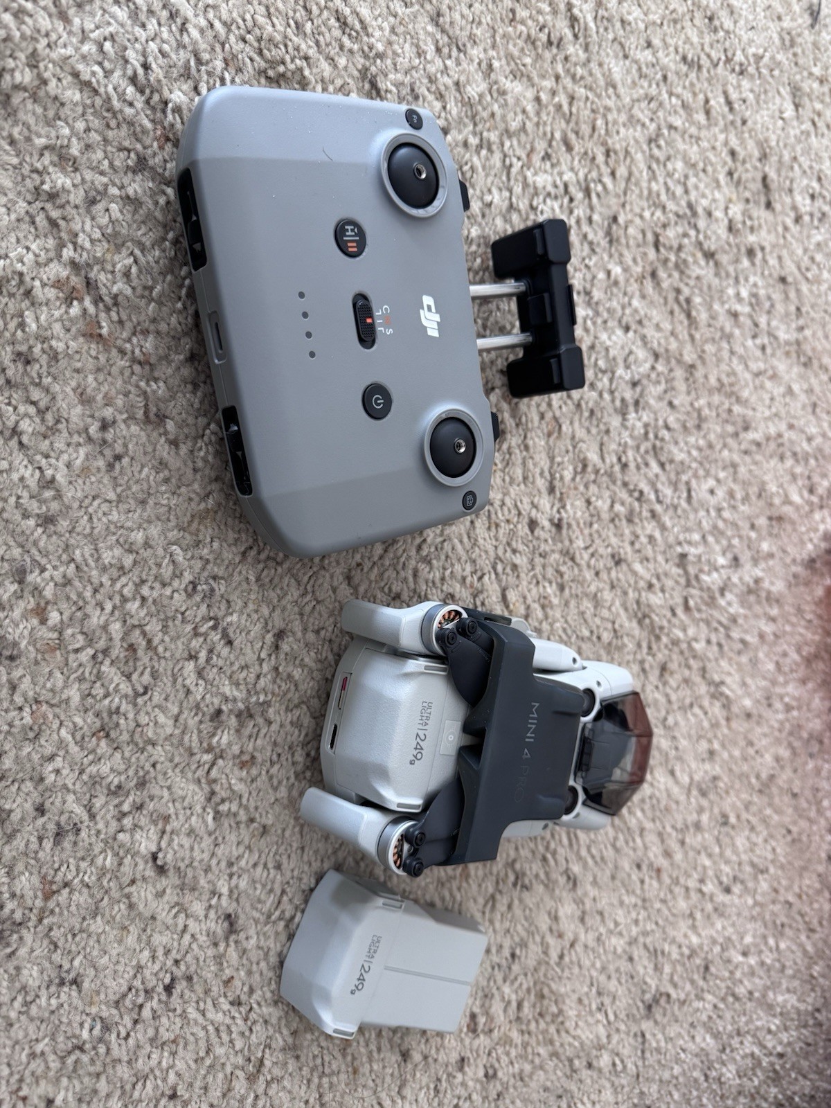 DJI Mini 4 Pro Ready to Fly Drone 249g with Remote Control and 2 Batteries