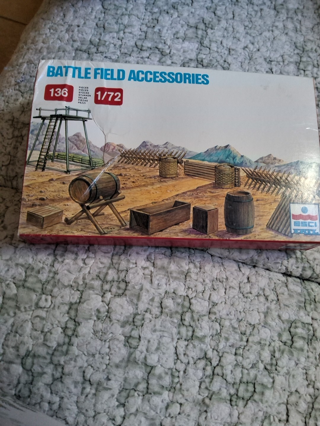 ESCI ERTL 1:72 Battlefield Accessories #216 Scale Fence Barrels Boxes NIB