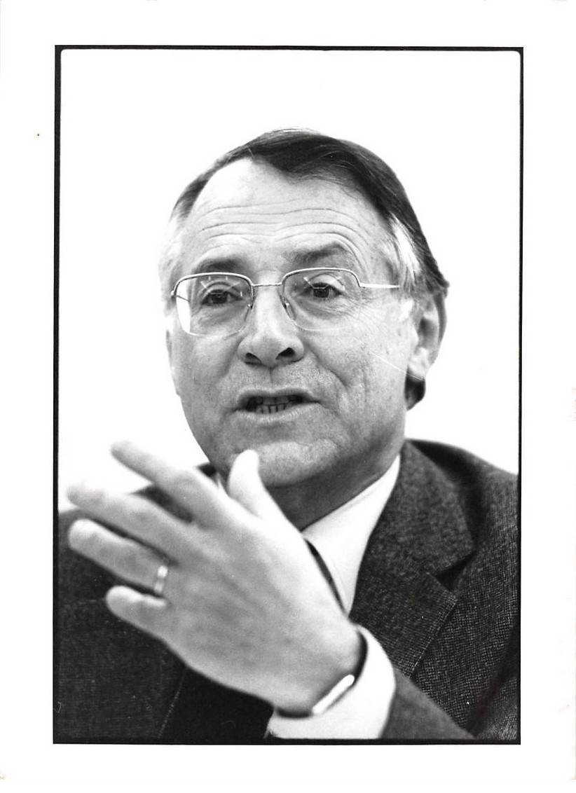 Photo presse.ALE10092.9 1/8x7 1/8in environ.1982.Paris.Guy Brana.vice Chair