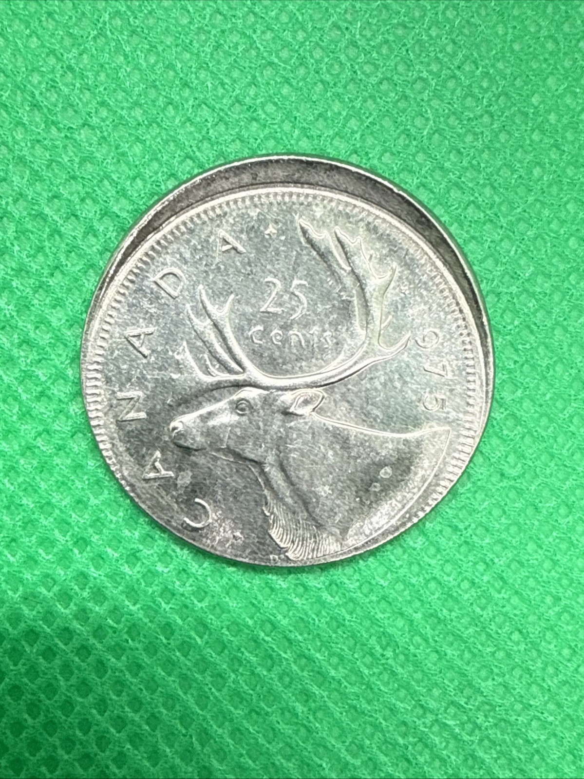 1975 Canada Twenty Five Cent - Off-Centre Punch