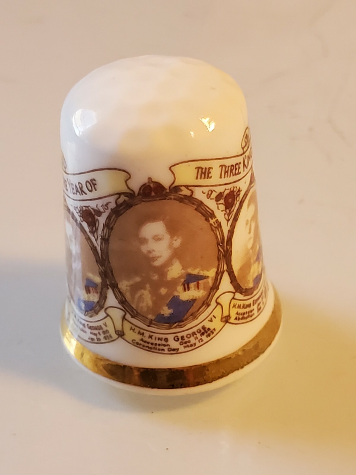 Vintage Year Of The Three Kings Thimble Porcelain excellent condition box7
