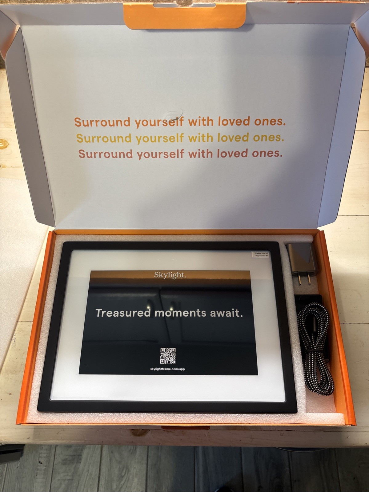 Skylight WIFI Digital Picture Frame - 10 inch - Touchscreen Display - New!