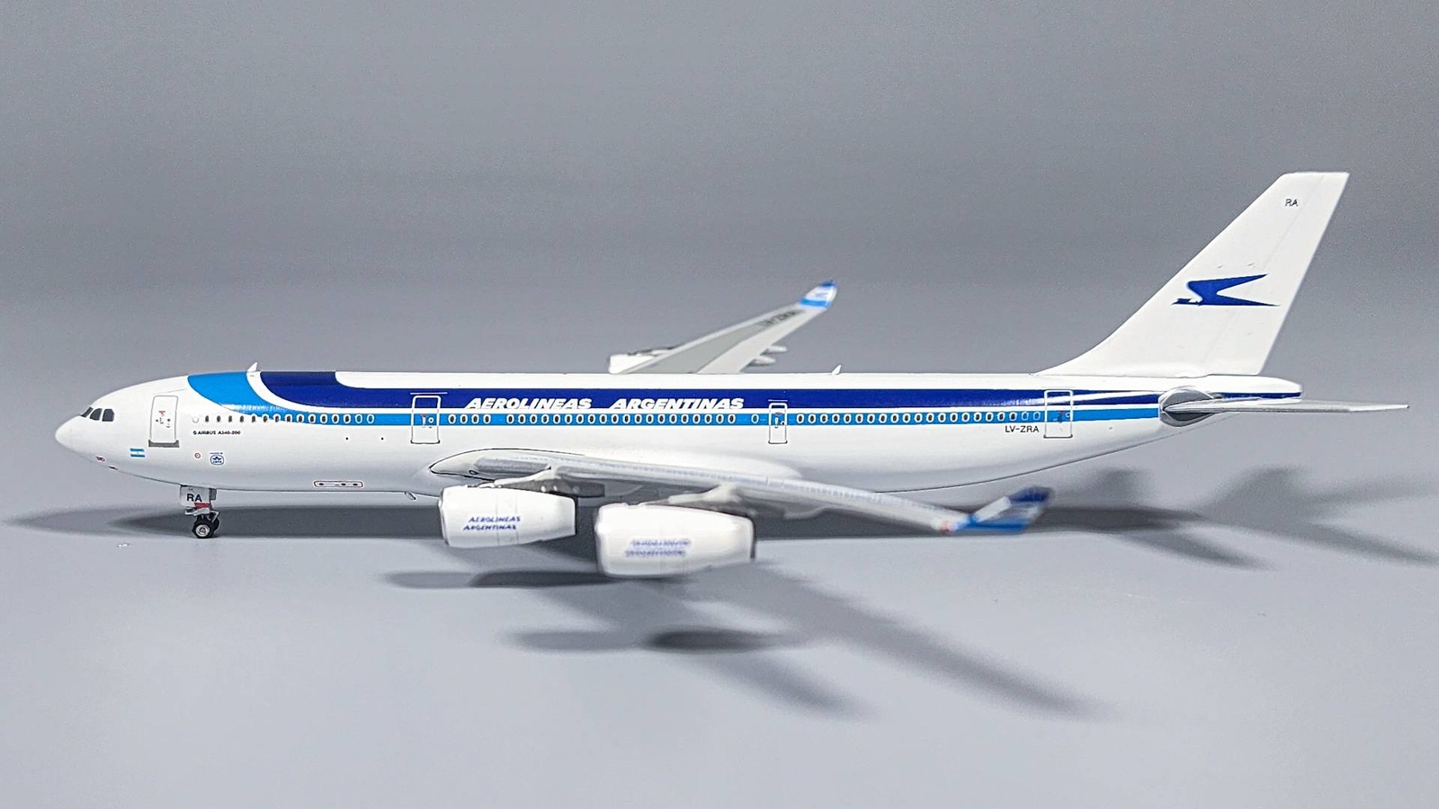 Phoenix 11866 Aerolineas Argentinas Airbus A340-200 LV-ZRA Diecast 1/400 Model
