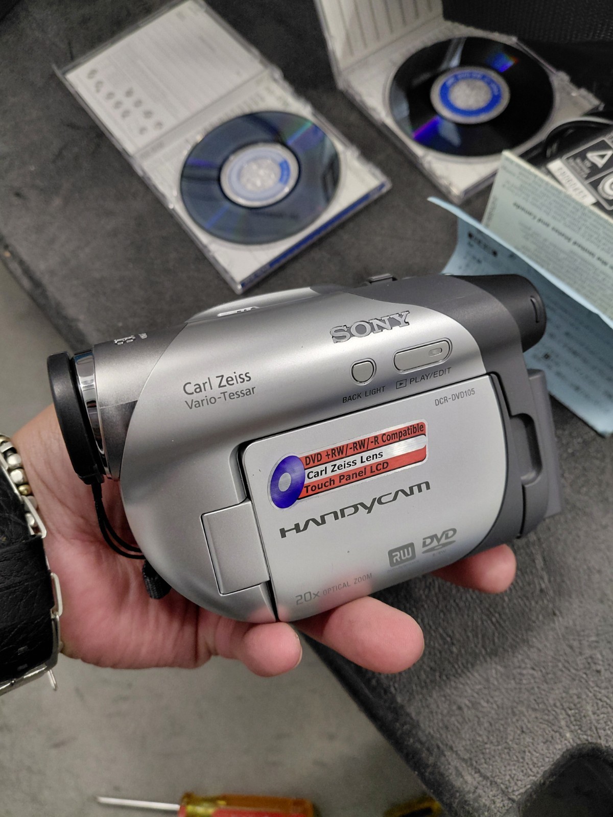 SONY HANDYCAM DCR-DVD105 VIDEO DISC CAMCORDER WITH CASE, CHARGER & BATTERY