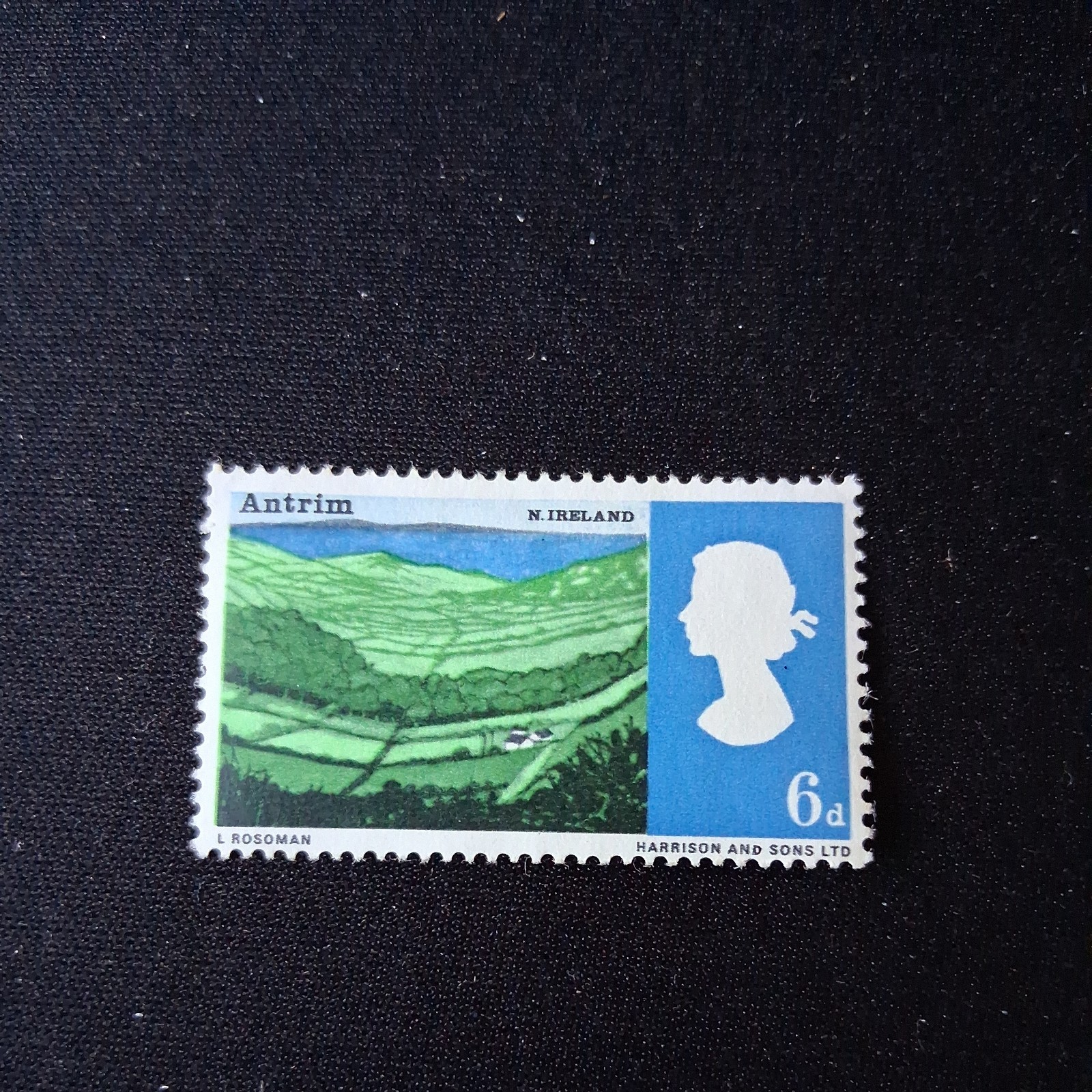 GB QEII 1966 Landscapes SG690c SG listed flaw 'Retouched with misaligned D' MNH
