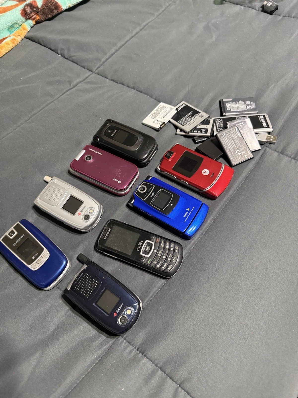 Samsung Motorola Sanyo Cricket Mixed Lot Cell Phones & Batteries Assorted Flip