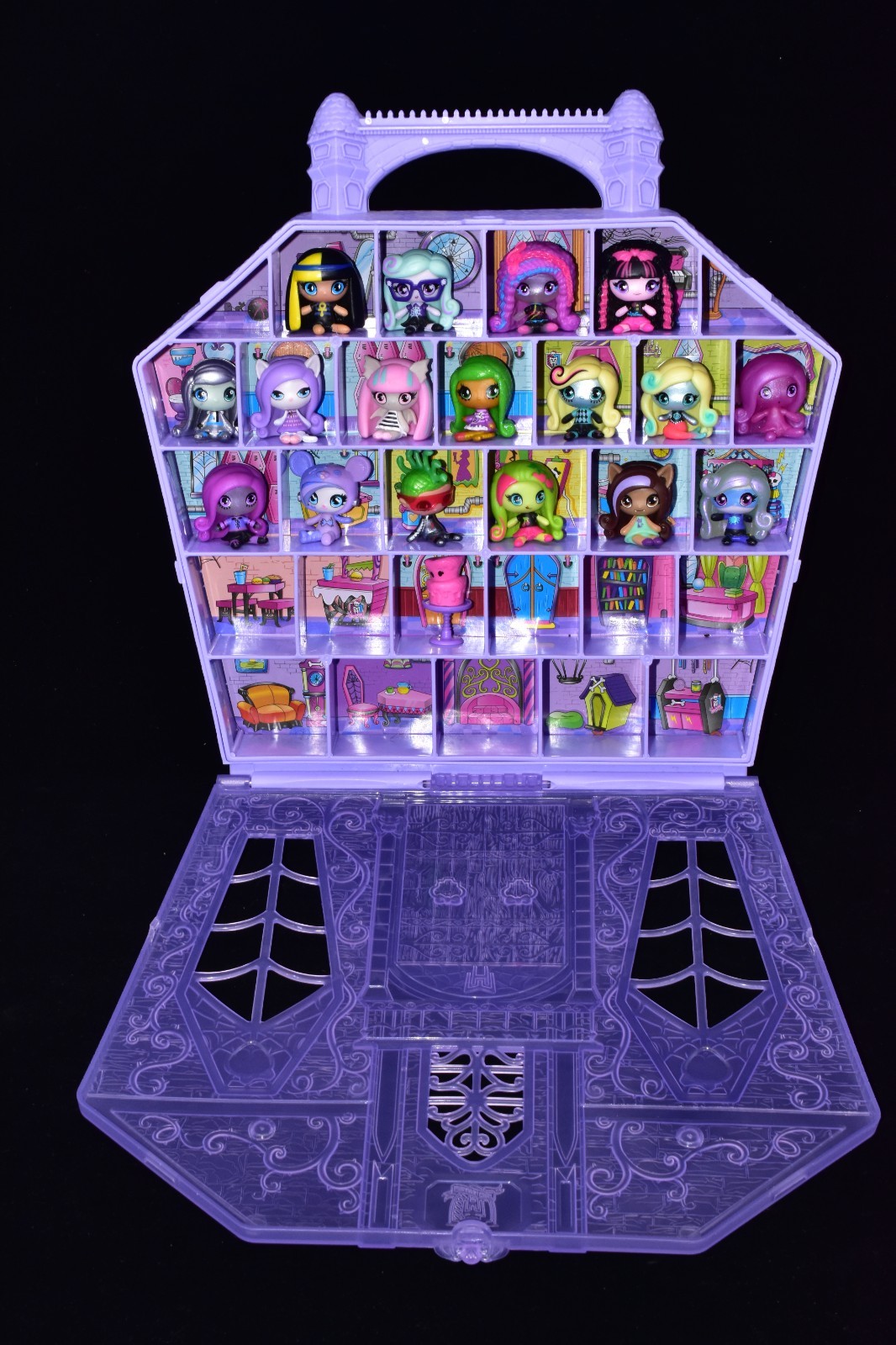 Lot of 17 Monster High Minis And DollHouse / Carrying Case (SOME HARD TO FIND)